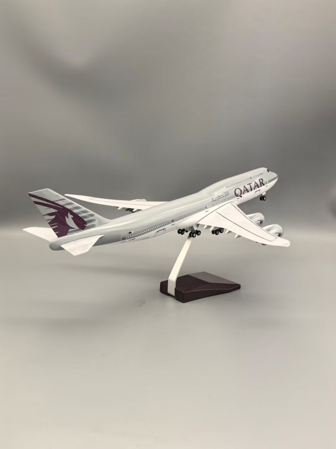비행기 모델 1:130 스케일 보잉 항공기 B747-8 - Home Decor Qatar 리뷰 및 가격
